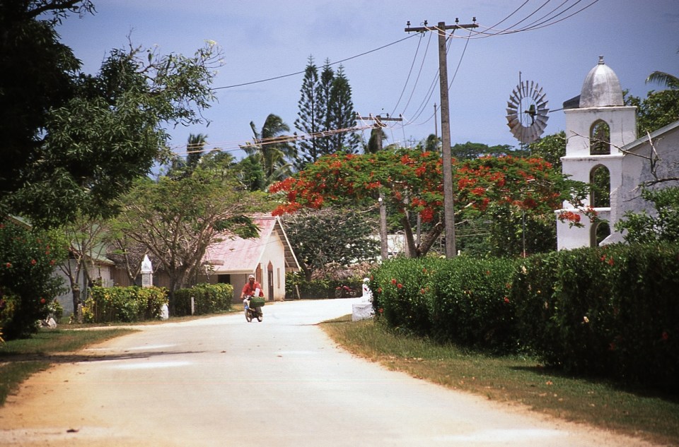 Areora Village, Atiu, Cook Islands, November 2000. © Andrew A Bryant